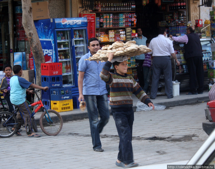 лепешки носят на головах Каир, Египет