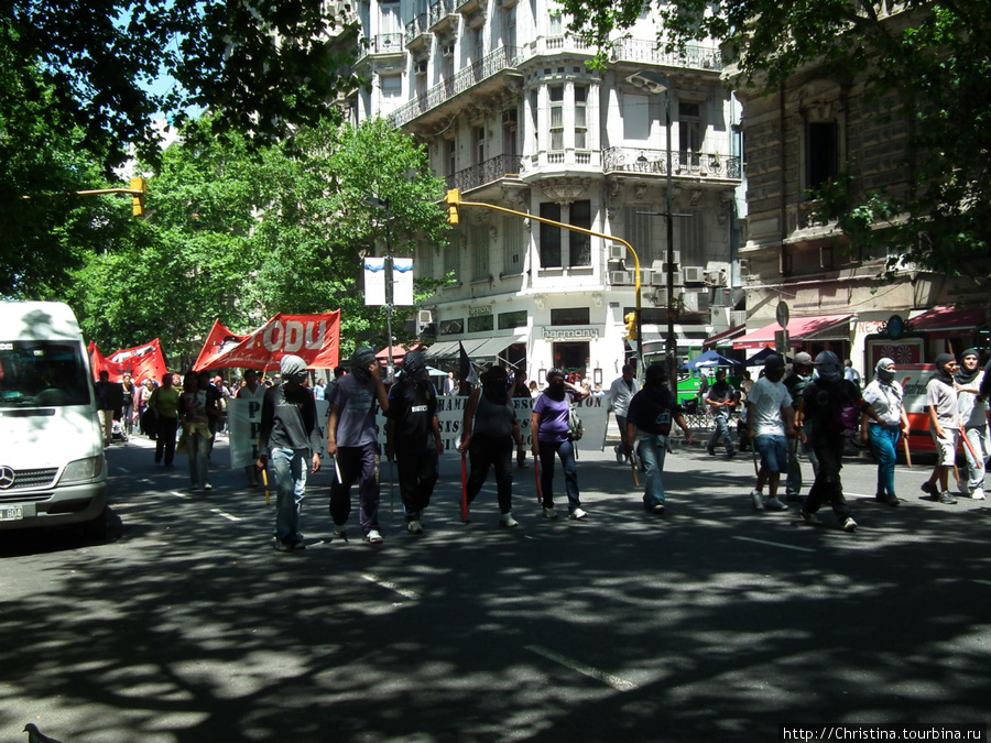 Пока мы стояли в очереди в Тартони, улица опустела, заблокировали проезжую часть и началась демонстрация-шествие за права человека. Вот это демократия! Буэнос-Айрес, Аргентина