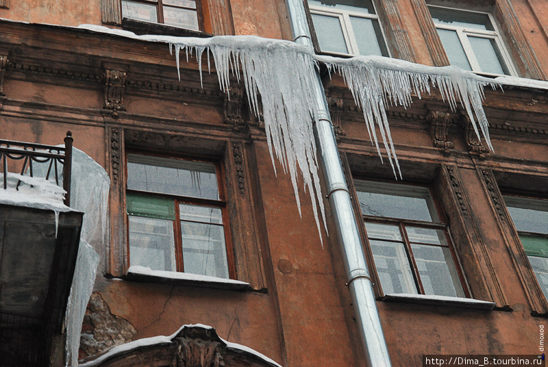 У кого то полный балкон льда. Санкт-Петербург, Россия