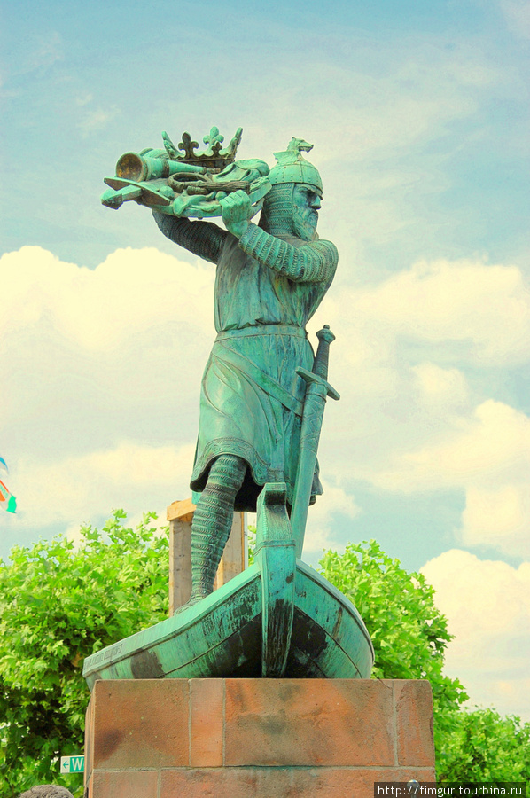 Хаген из Тронье бросает клад Нибелунгов в Рейн. Вормс, Германия