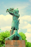 Хаген из Тронье бросает клад Нибелунгов в Рейн.