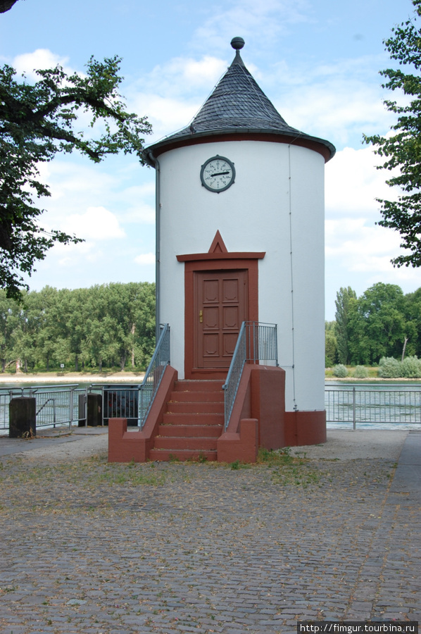 Циферблат башни показывает уровень воды в Рейне. Вормс, Германия