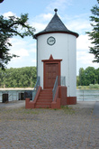 Циферблат башни показывает уровень воды в Рейне.