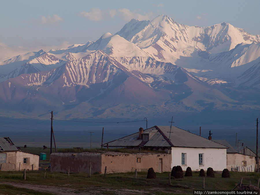 Поселок Сары-Таш в Алайской долине Киргизия