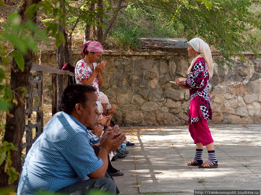 Женщина читает молитву в Оше Киргизия