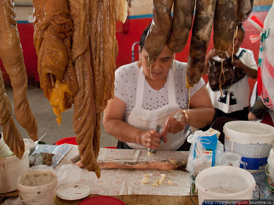 Продавщица чучука на Ошском рынке в Бишкеке Киргизия