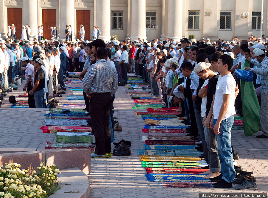Люди собираются на праздничную молитву во время Ураза-Байрама на Старой площади в Бишкеке Киргизия