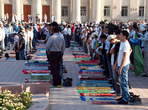 Люди собираются на праздничную молитву во время Ураза-Байрама на Старой площади в Бишкеке