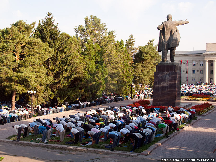 Праздничная молитва во время Ураза-Байрама на Старой площади в Бишкеке Киргизия