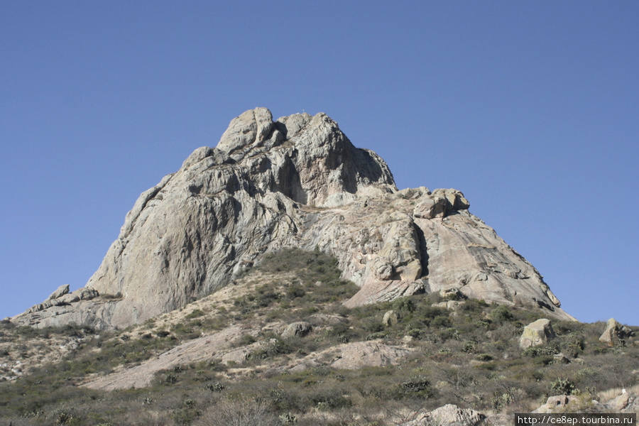 Сама гора, верхняя часть полностью состоит из скальной породы.