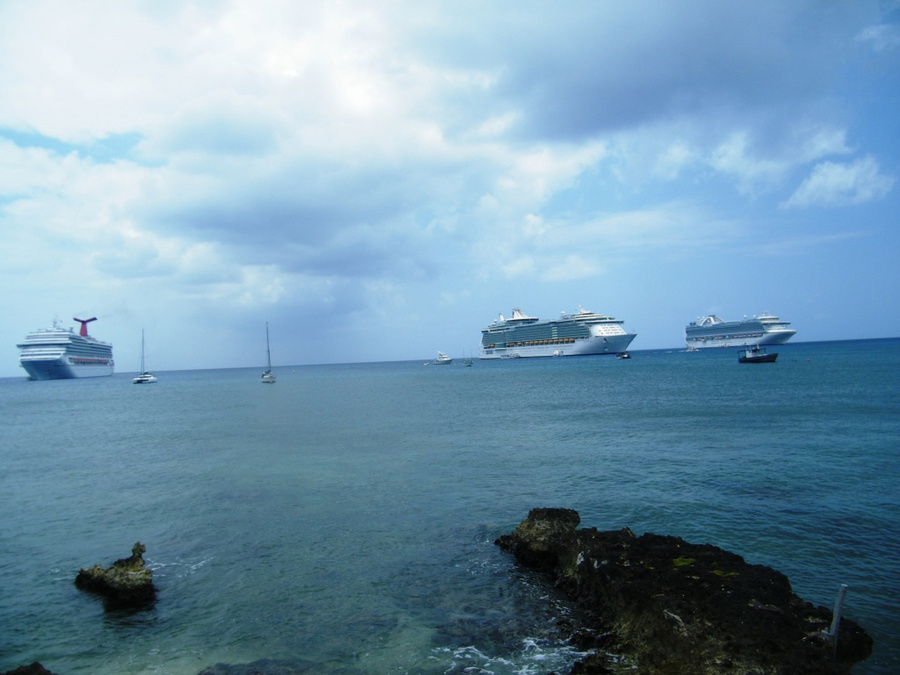 Корабли на рейде Джорджтаун, Каймановы острова