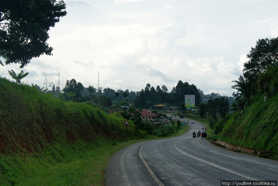 извилистая дорога в город Западный регион, Уганда