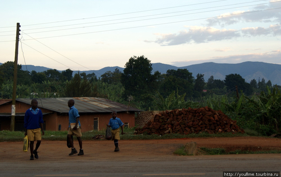 лунные школьники Западный регион, Уганда