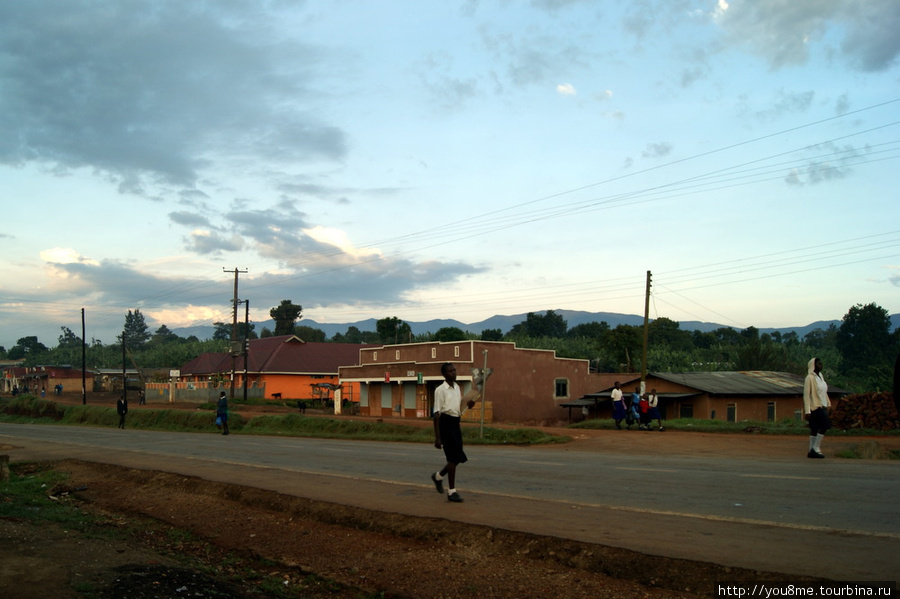 рано утром в Форт-Портале Западный регион, Уганда