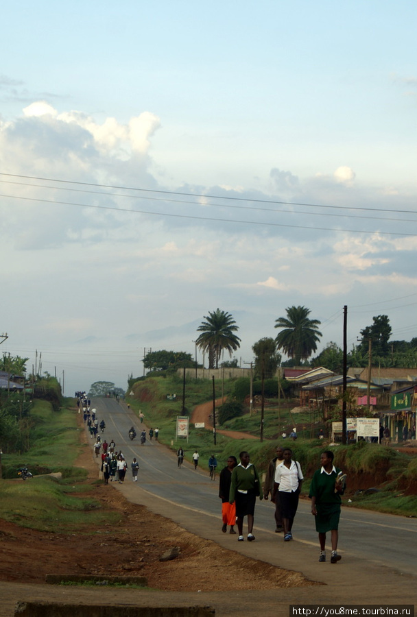 утром — по дороге в школу и на работу — Западная Уганда Западный регион, Уганда