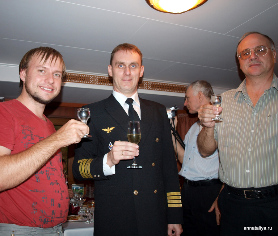 Капитан подходит к каждому столику и поздравляет пассажиров с благополучным завершение плавания Россия