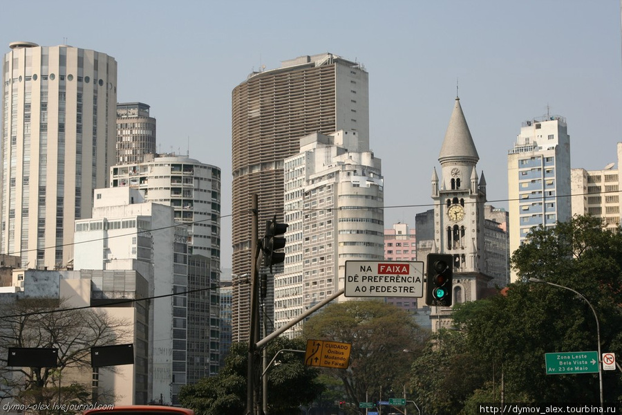 И вот, наконец, центр города перед нами. Не скажу, что как на ладони, но вот он, со всеми своими 1001 архитектурными стилями. Полнейшая несовместимость и гармония в одном флаконе. Сан-Паулу, Бразилия