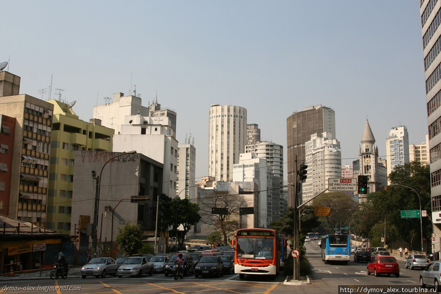 Вот еще одно фото, более наглядно демонстрирующее полнейшее отсутствие единого стиля. Некоторые здания, как и положено в Бразилии, построил Оскар Немайер (Нимейер). Сан-Паулу, Бразилия