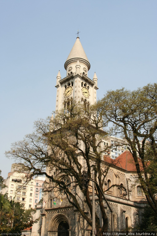 В центре есть несколько церквей (Бразилия — самая большая католическая страна в мире) Сан-Паулу, Бразилия