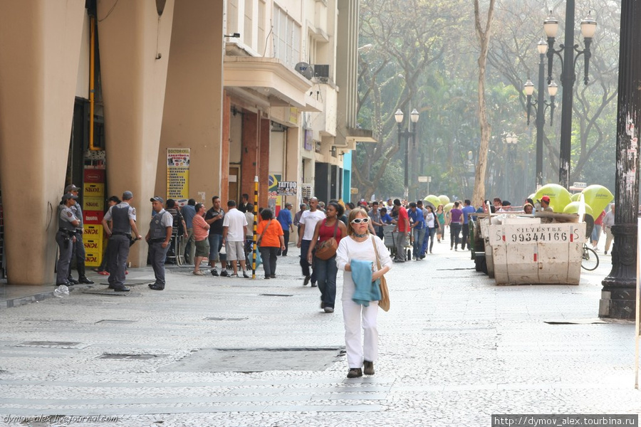 Полиции много, я увидел на относительно небольшой улице 5 патрулей по 4 человека Сан-Паулу, Бразилия