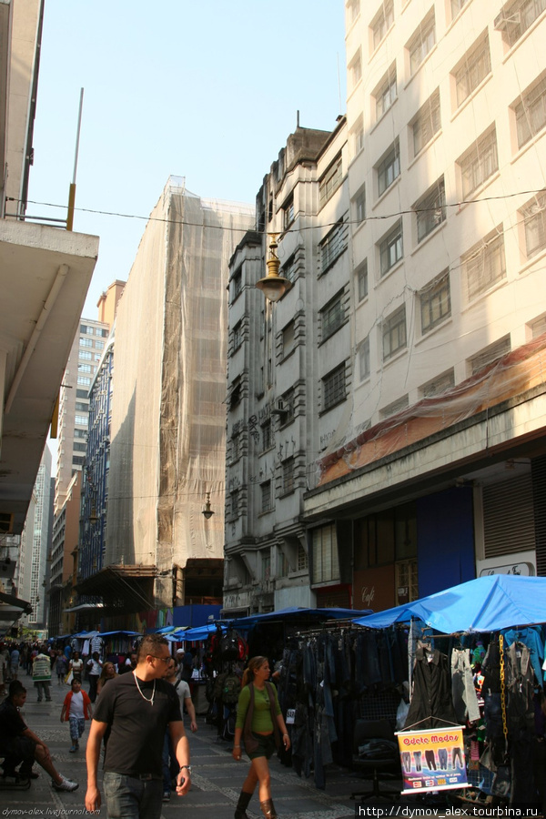 Все здание при ремонте обязательно закрывается сеткой Сан-Паулу, Бразилия