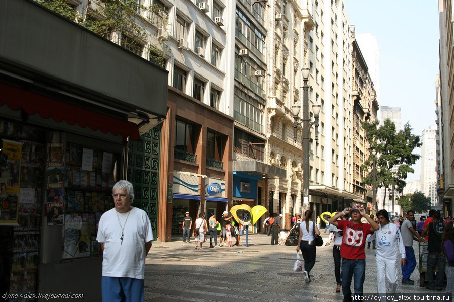 Если отремонтируют все дома, то улица не уступит в красоте улицам многих европейских городов. Мрамор, чугунное литье, камень. Все монументально. Сан-Паулу, Бразилия