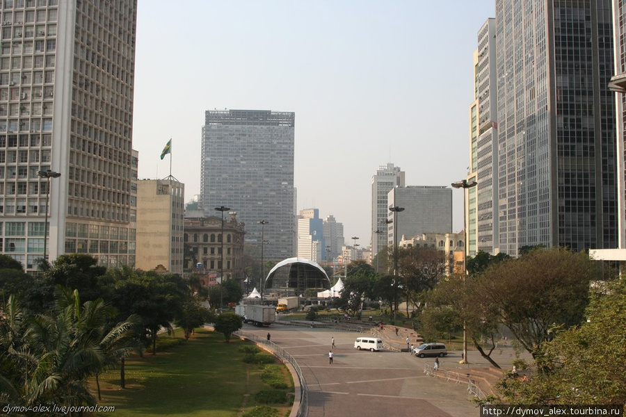 Спустившись по лестнице от театра вниз, попадаешь в парк, где можно приятно провести время (лавочки, фонтанчики, зелень), здесь же проходят различные концерты и публичные мероприятия Сан-Паулу, Бразилия