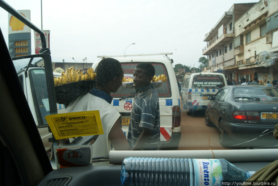 на дороге в потоке машин Кампала, Уганда