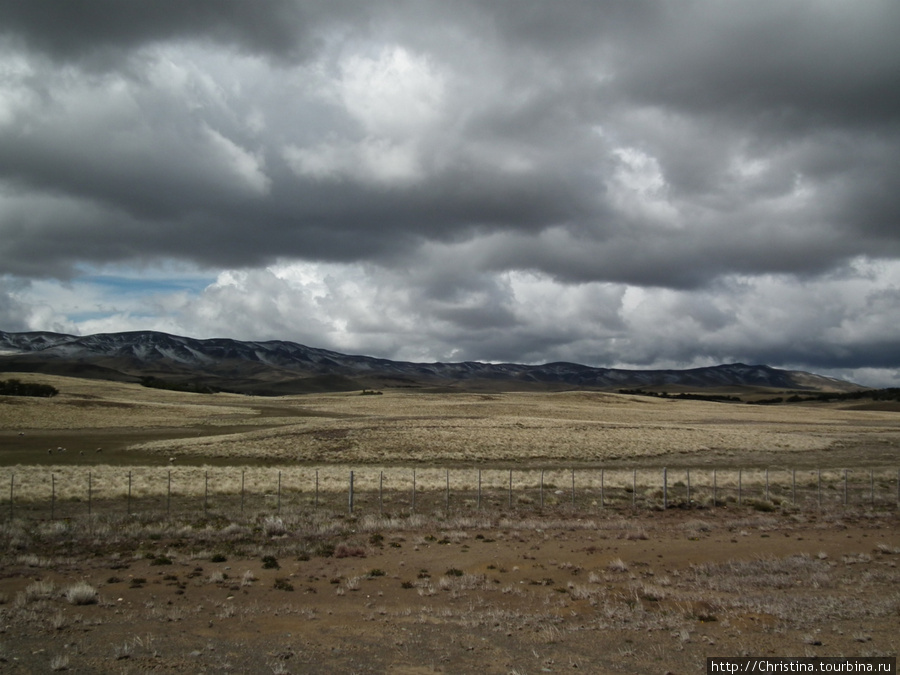 На протяжении многих километров сплошная равнина. Меняется только небо и цветовая гамма гор вдали. Аргентина