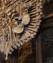 Фрагмент герба Шварценбергов с клюющим череп вороном