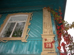 Чудесные домики с деревянным кружевом карнизов и наличников еще остались на уютных улочках города, имеющего уникальную планировку XVIII века.