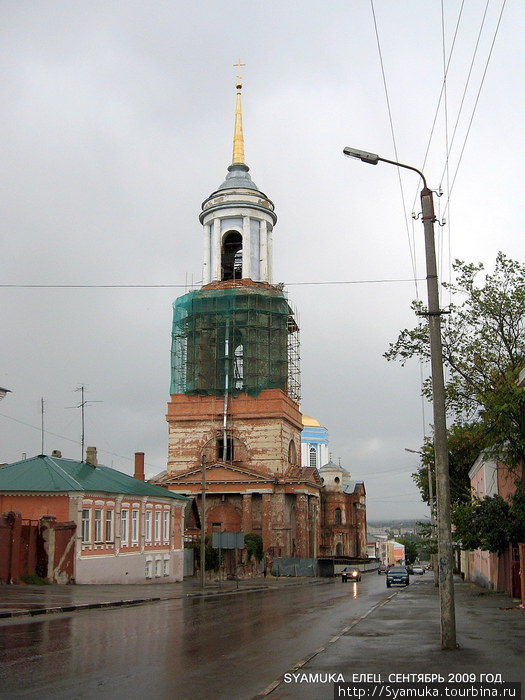 На городской улице. Вид на Успенскую церковь. Елец, Россия