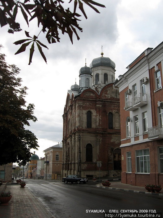 Городская улица с собором Михаила Архангела. Елец, Россия