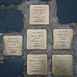 Такие таблички, встроенные в тратуары,  есть во многих городах Германии как напоминание о геноциде.