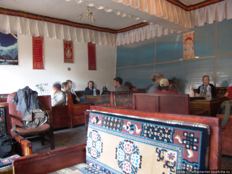 Первое знакомство с тибетской кухней происходило в этом безымянном кафе в Джангму. Чжанму, Китай