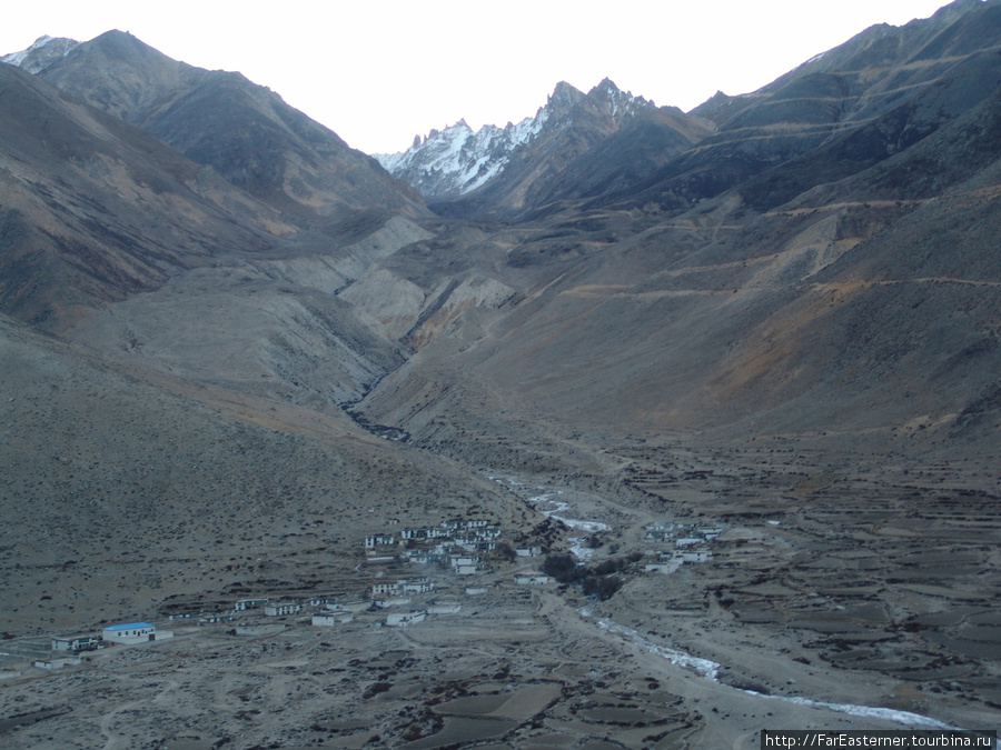 Если подумали, что горы невысокие, то вот вам фотка для сравнения с тибетским поселением перед горами Тибет, Китай
