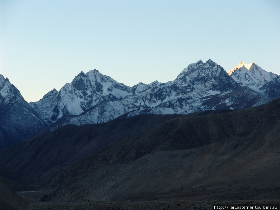 Первые лучи солнца касаются макушек гор только в 9-10 ч утра Тибет, Китай