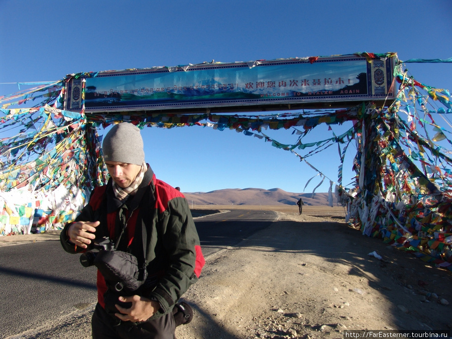 На первом горном перевале туристы делали кучу фоток Тибет, Китай