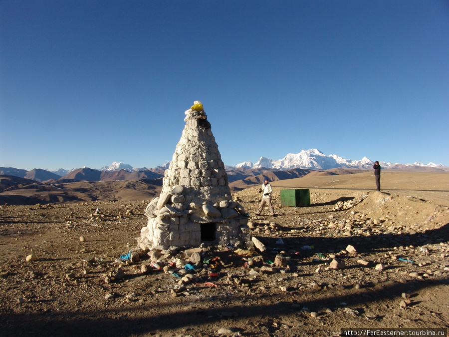 Уж камней в Тибете вдоволь и тибетцы любят сооружать из них святилища-чортены Тибет, Китай