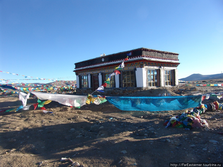 Здание непонятного назначения на первом перевале Тибет, Китай