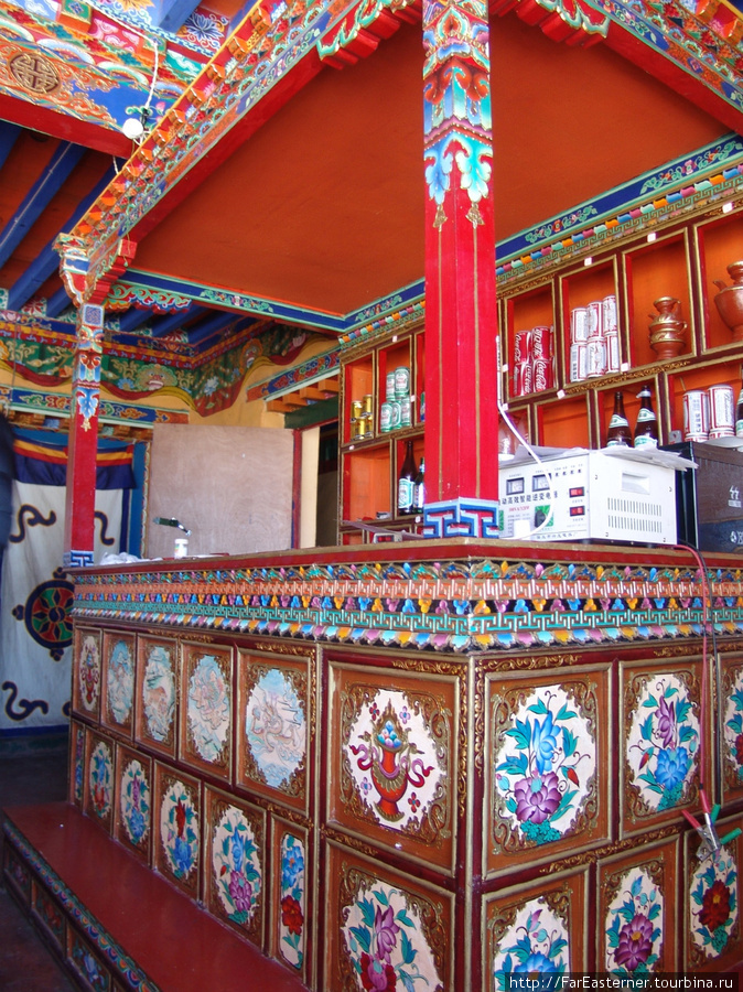 Традиционный тибетский бар-буфет в ресторане гостиницы Snowland в Тингри Тибет, Китай