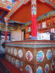 Традиционный тибетский бар-буфет в ресторане гостиницы Snowland в Тингри