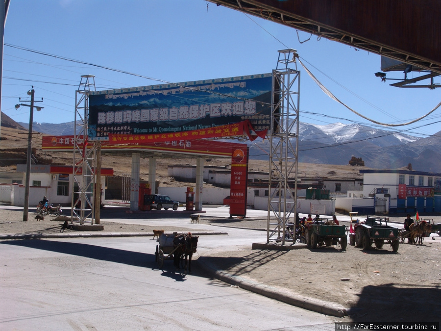 На главном перекрестке в Тингри стоит автозаправка. Дорога вправо уходит к базовому лагерю Эвереста, откуда я смотрю — в Джангму и налево — к Лхасе. Тибет, Китай
