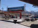 На главном перекрестке в Тингри стоит автозаправка. Дорога вправо уходит к базовому лагерю Эвереста, откуда я смотрю — в Джангму и налево — к Лхасе.