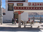 Тибетские здания Тингри всегда радуют взгляд