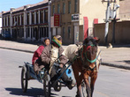 На улицах Тингри можно увидеть мощные джипы и более традиционный транспорт, которым передвигаются местные жители