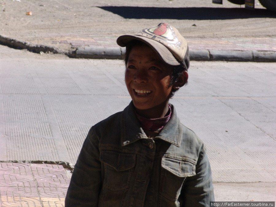 Тибетский мальчик не боится разговаривать с иностранными туристами Тибет, Китай