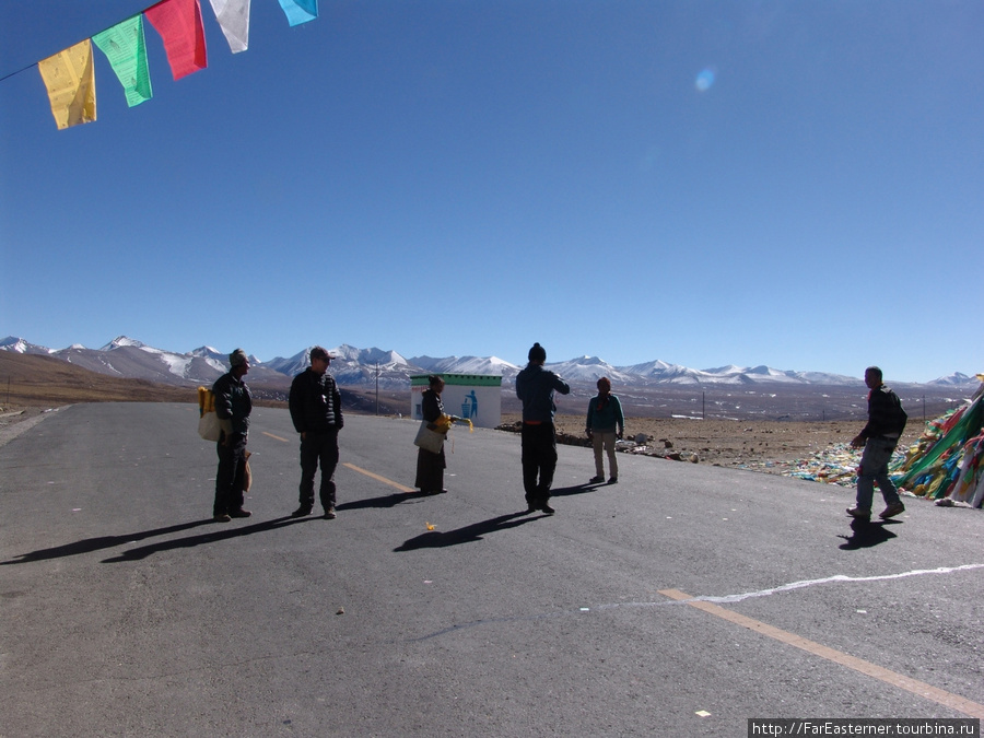 На еще одном перевале — туристы и местные торговцы Тибет, Китай