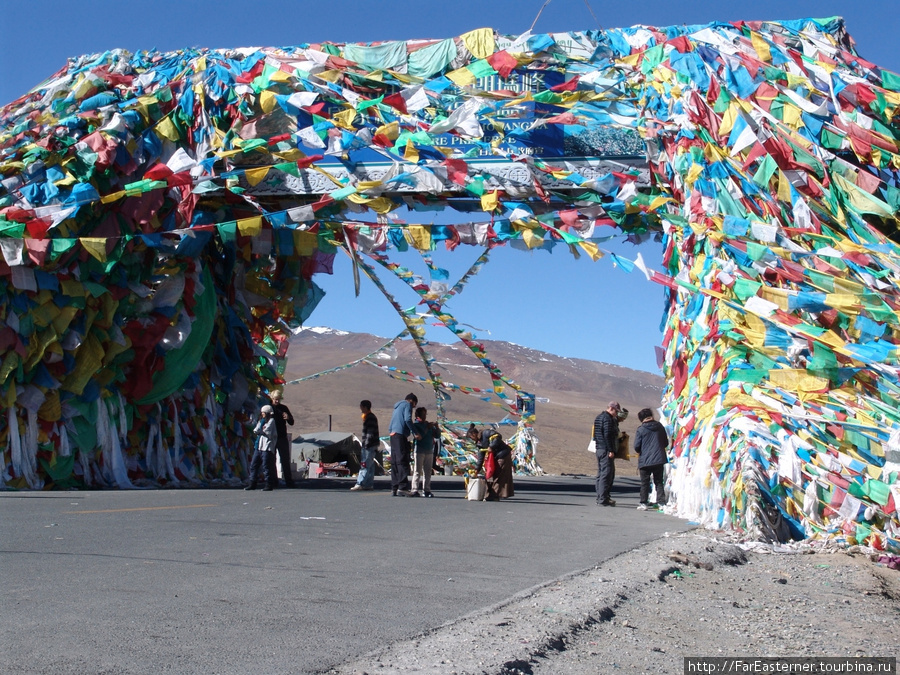 Церемониальные ворота на всех перевалах увешаны тибетскими флагами Тибет, Китай