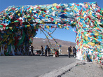 Церемониальные ворота на всех перевалах увешаны тибетскими флагами